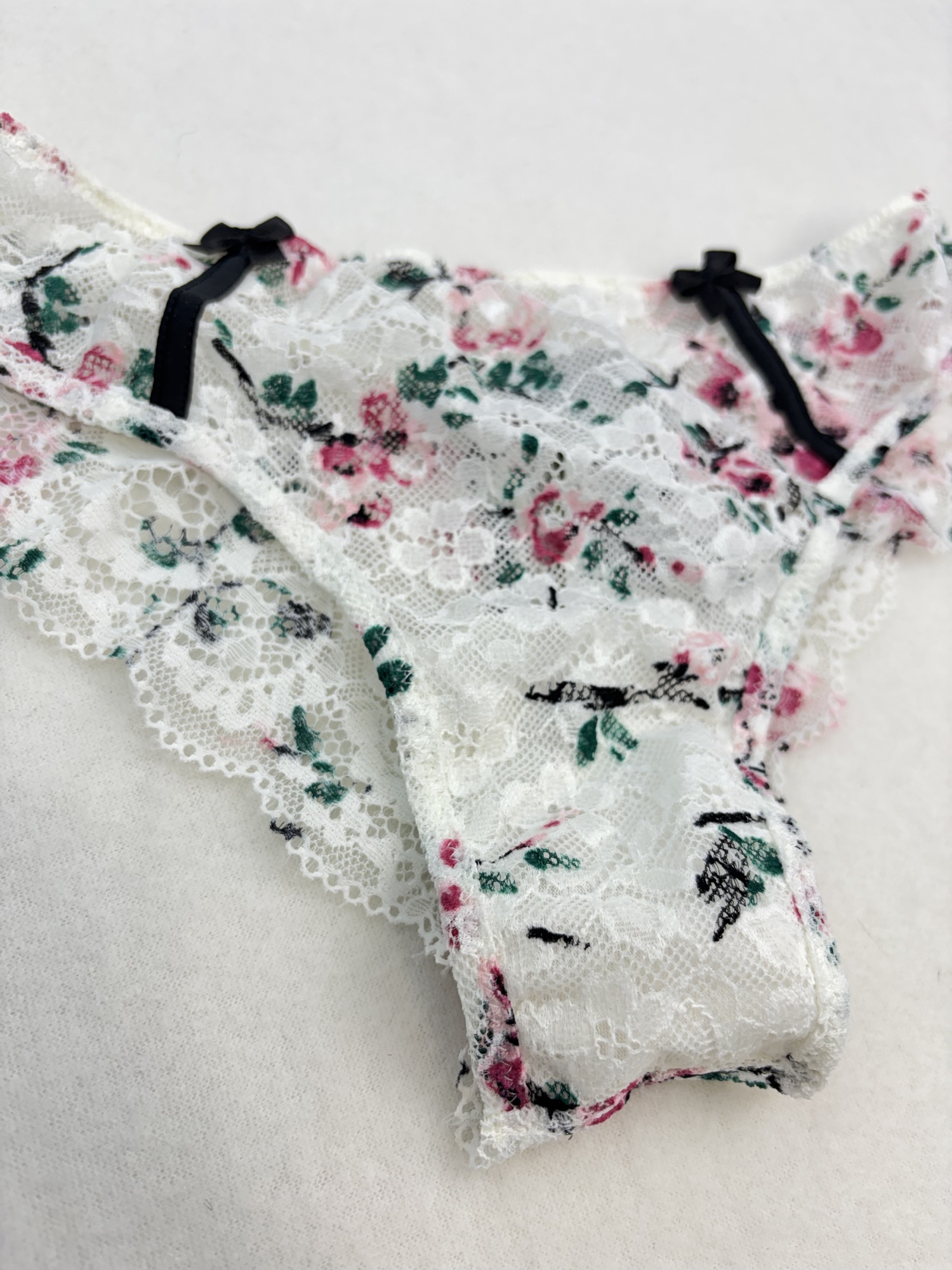 Intimissimi Bloom & Blossom – koronkowe brazyliany w kwiaty - obrazek 3
